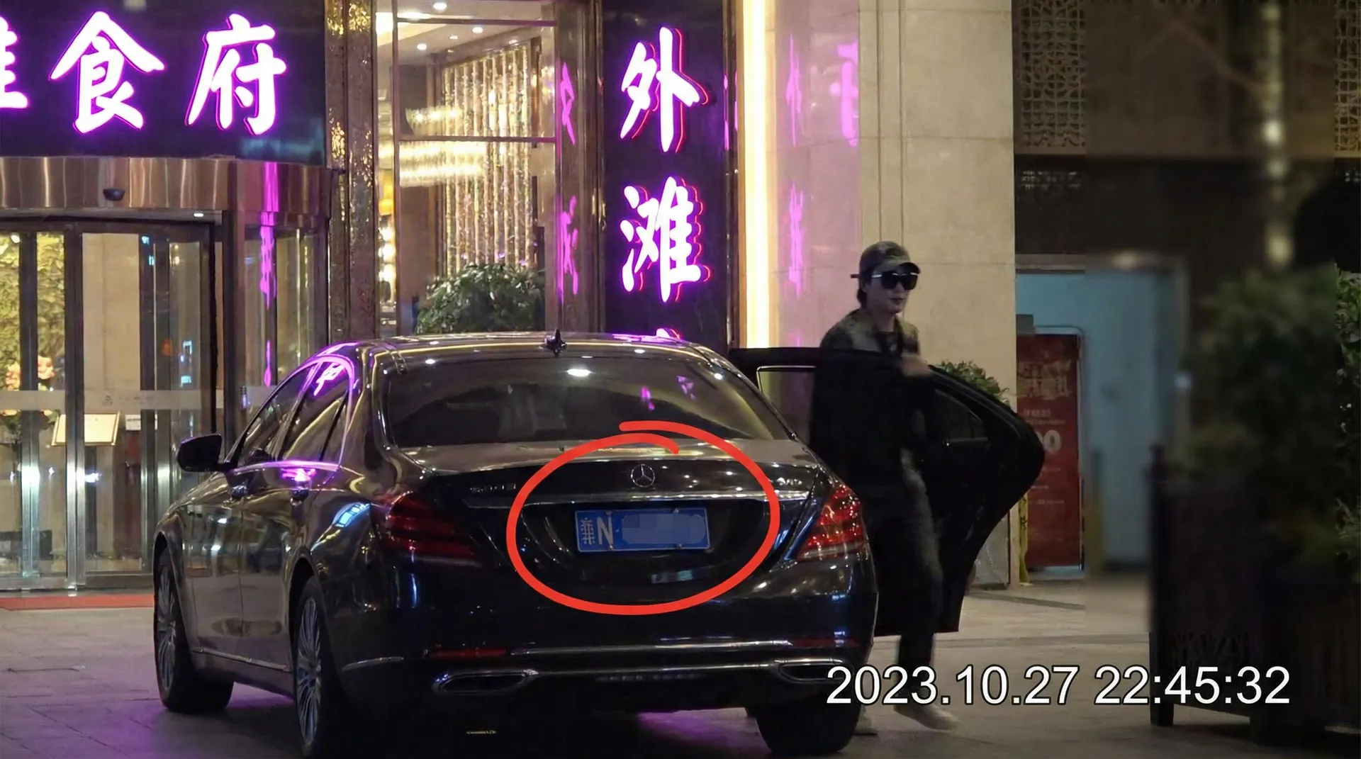 国产小视频 - 豪车餐厅外被拍